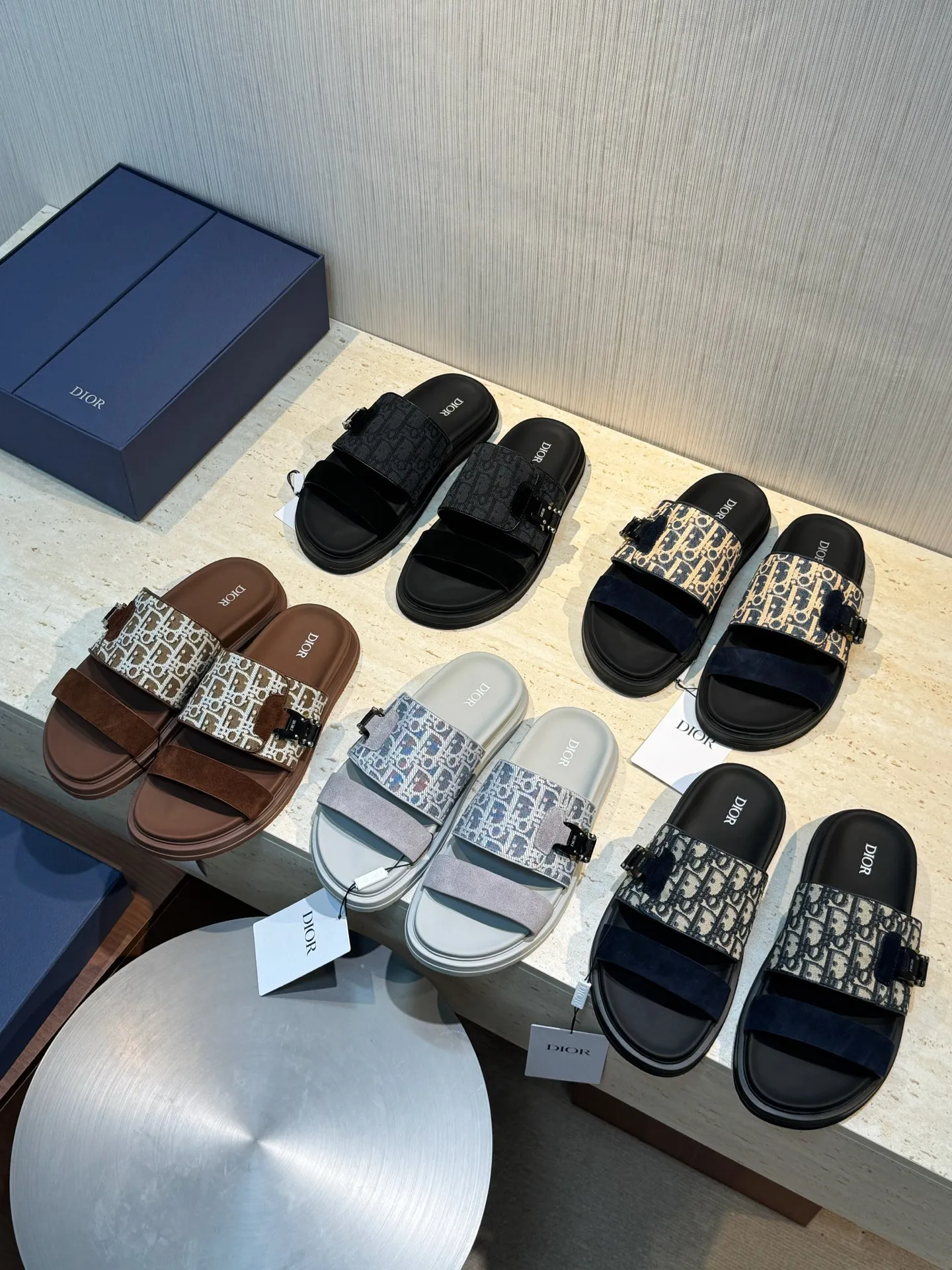 Factory price: 340💰Djia Aqua men's slippers and sandals, Dior's Aqua sandals are elegant and casual. The cross-strap design is reinterpreted in CD Diamond canvas, inspired by the brand's archives. Finished with a branded logo and tonal notch sole, they can be worn easily with shorts or jeans for a sophisticated look. Cowhide spliced ​​canvas + cowhide lining + rubber outsole Size: 39-44 (38 45 customized)